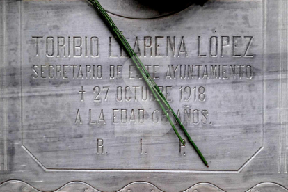 La lápida de Toribio Llarena, visabuelo del juez Llarena, en el cementerio de Torregrossa