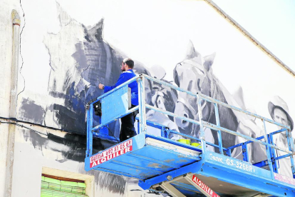 Un dels artistes convidats l’any passat, executant el treball del seu mural al GarGar Festival.