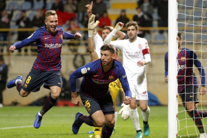 El defensa Clément Lenglet celebra el seu gol, que donava la victòria al Barça, mentre el seu company Arthur corre per felicitar-lo.