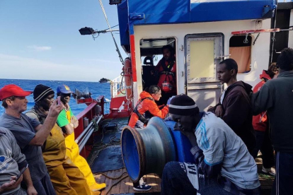 Imagen de los tripulantes e inmigrantes bordo del pesquero.