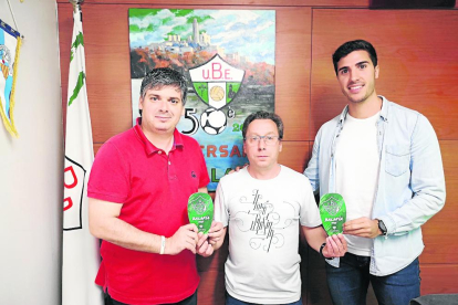 Ramon Folguera, del área de marketing del club, Francisco Rodríguez y Lluís Valls, con las espinilleras.