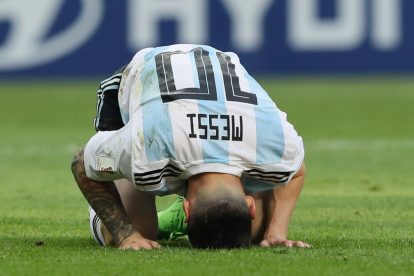 Messi, totalment abatut sobre la gespa, després de caure eliminada Argentina.