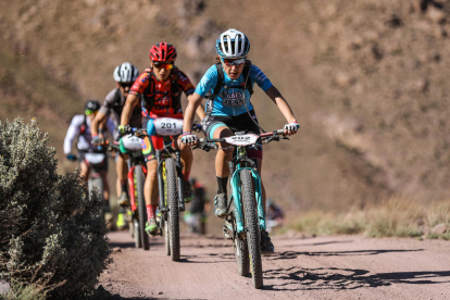 Ramona Gabriel lidera el grupo de ciclistas durante la etapa de ayer de 116 kilómetros.