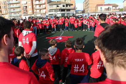 Los jugadores del fútbol base del Balaguer hicieron una gran circunferencia alrededor de la camiseta de Yerai y lanzaron centenares de globos blancos con mensajes.