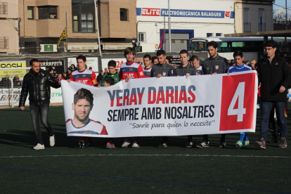 Els jugadors del futbol base del Balaguer van fer una gran circumferència al voltant de la samarreta de Yerai i van llançar centenars de globus blancs amb missatges.