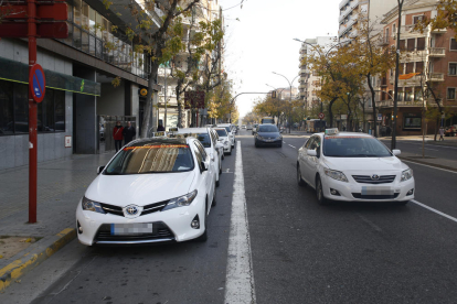 Taxis en la parada de la avenida Prat de la Riba junto a la plaza Ricard Viñes.