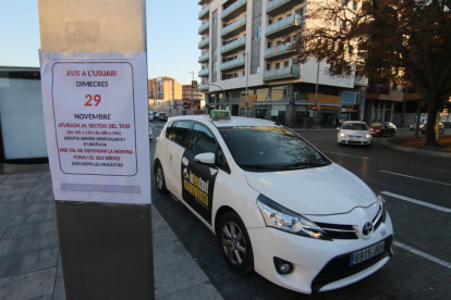 Carteles informativos sobre la huelga de taxis de hoy. 