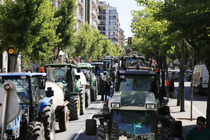 Los ganaderos aparcaron sus tractores en la avenida Prat de la Riba.