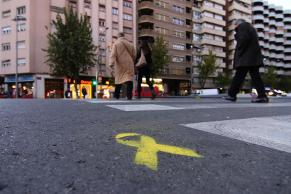 Los lazos amarillos que se han instalado en Fondarella y, a la derecha, en un paso de cebra de Lleida.