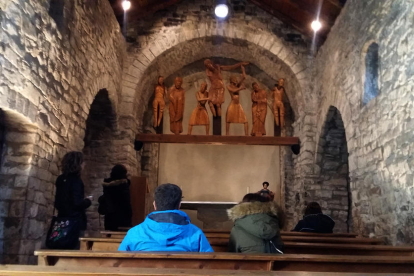 Visitants ahir a Santa Eulàlia d’Erill la Vall, en la jornada de portes obertes del conjunt romànic.