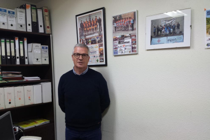 Joaquim Vilaplana ayer en la oficina de la delegación de ciclismo.