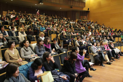 Els assistents ahir a la jornada sobre la violència de gènere al campus de Cappont de la UdL.