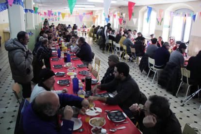 El comedor del colegio Maristes acogió ayer la comida organizada por cuatro entidades leridanas. 