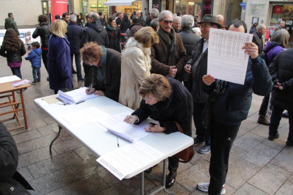 Els impulsors van recollir firmes a la plaça Paeria, ahir.