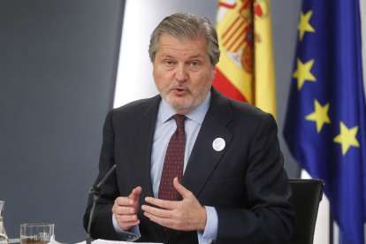 Méndez de Vigo va anunciar l’aprovació de dos lleis de contractes públics que limitaran la corrupció.