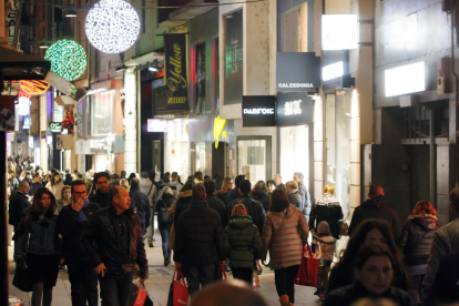 Los compradores llenan las tiendas en el último festivo antes de la Navidad