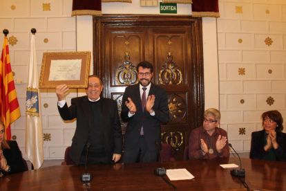 El sacerdote Xavier Parés recibe el título de Hijo Adoptivo de la Seu d'Urgell