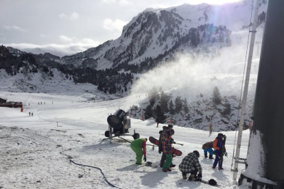 Más de mil esquiadores estrenan la temporada en Baqueira y las estaciones de nórdico de Lles, Tuixen-La Vansa y Sant Joan de l'Erm