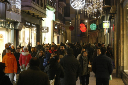 El carrer Major, ple de gent, ahir a la tarda en l’últim festiu de botigues obertes de l’any.