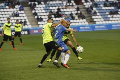 Casares, autor del primer gol, defiende un balón ante dos rivales.