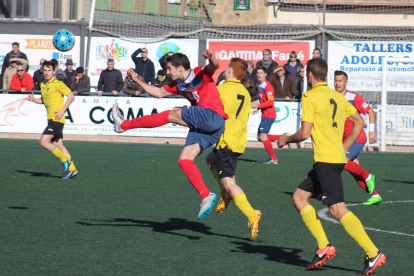 El local Genís persegueix un jugador de l’EFAC Almacelles, que juga la pilota a prop del centre del camp.
