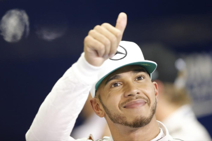 Lewis Hamilton saluda després d’aconseguir el millor temps al circuit de Yas Marina.