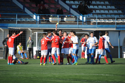 Un jugador del Mollerussa trata de alcanzar el balón en el área rival en una jugada de ataque. 