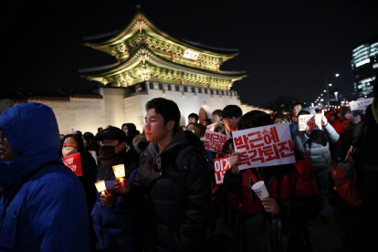 Miles de surcoreanos piden en Seúl la dimisión de la presidenta