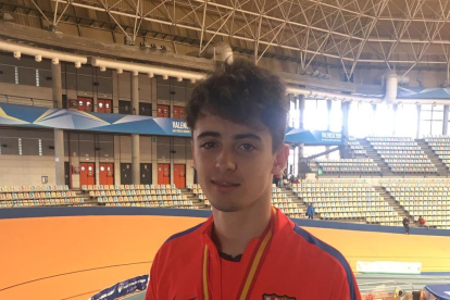 Aleix Porras ayer con su medalla de oro en el pabellón Luis Puig.