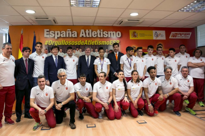 Aleix Porras, el quinto de pie por la derecha, junto al resto de atletas ayer en la recepción.
