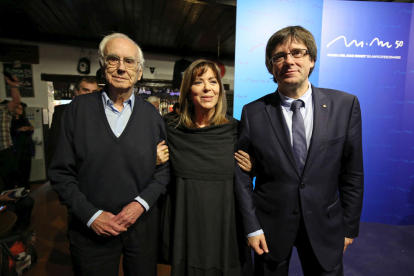Maria del Mar Bonet, ahir a L’Ovella Negra de Barcelona, amb Espinàs i el president Puigdemont.