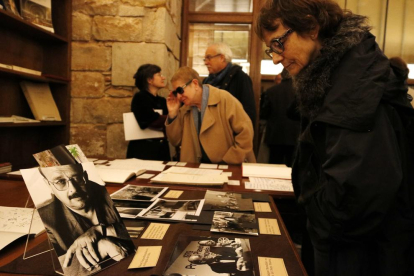 Fotos y manuscritos de Vázquez Montalbán, a la vista del público.