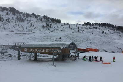 Esquiadores en las pistas de Baqueira-Beret en el telesilla Jorge Jordana, el único que abrió ayer. 
