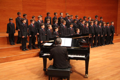 Ramon Moretó de Tàrrega (sisè de Primària) i Joan Maria Añé i David Perelló, tots dos de Lleida (primer d’ESO), a l’Escolania.