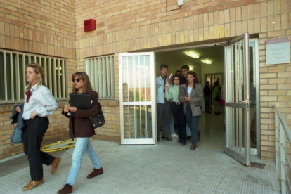 Professors d’Educació, aquest divendres amb el pedagog Francesco Tonucci a l’exterior de la facultat.