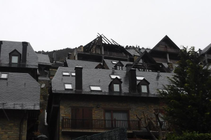 Vista ayer del bloque de viviendas afectado por el incendio en la localidad de Gausac. 