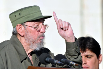 Centenars de cubans van celebrar ahir pels carrers de Miami la notícia de la mort de Fidel Castro.