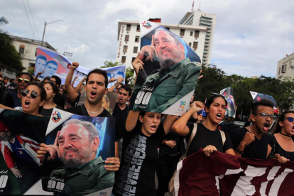 Centenars de cubans van celebrar ahir pels carrers de Miami la notícia de la mort de Fidel Castro.