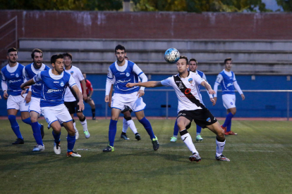 Un futbolista del Lleida B remata a porteria davant de l’atenta mirada de diversos jugadors del Morell.