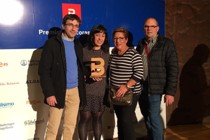 Anna Terés recogió el premio el viernes en Madrid acompañada de su marido y sus familiares.