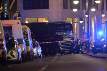 Equips de rescat treballen a la zona en la qual un camió es va estavellar contra un mercat de Nadal de Berlín.