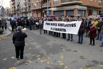 Cerca de 300 vecinos de La Bordeta exigen que se expulse a los okupas