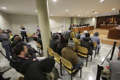 El banc dels acusats ocupava ahir quatre files de l’Audiència Provincial de Lleida, en les quals es van asseure 22 homes i una dona.