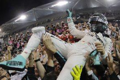Rosberg, campeón del mundo tras acabar segundo en Abu Dabi tras Hamilton