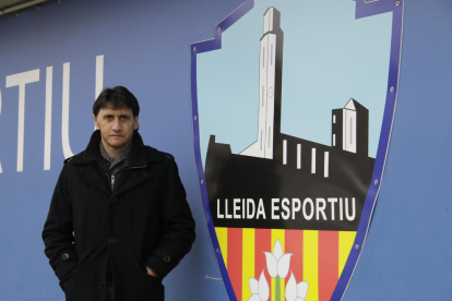 Gustavo Siviero posa al costat de l'escut del Lleida Esportiu al Camp d'Esports.
