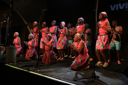 El Safari Children’s Choir d’Uganda va actuar ahir a la tarda al Cafè del Teatre de Lleida.