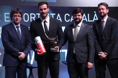 Saül Craviotto, con el premio que recibió de manos de Carles Puigdemont.
