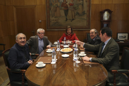 Fátima Báñez, al costat de Juan Rosell, Antonio Garamendi, Pepe Álvarez i Ignacio Fernández Toxo.