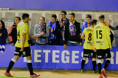 Cristian Fernández controla una pilota davant de la pressió d’un jugador del Sabadell, en una acció del partit que es va disputar ahir.