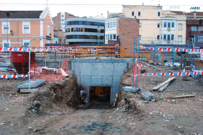 Les obres de construcció del nou pas soterrat.